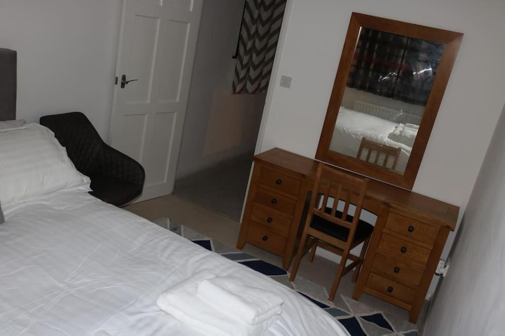 Entire -4 Bedrooms Detached House With Driveway Νότιγχαμ Εξωτερικό φωτογραφία
