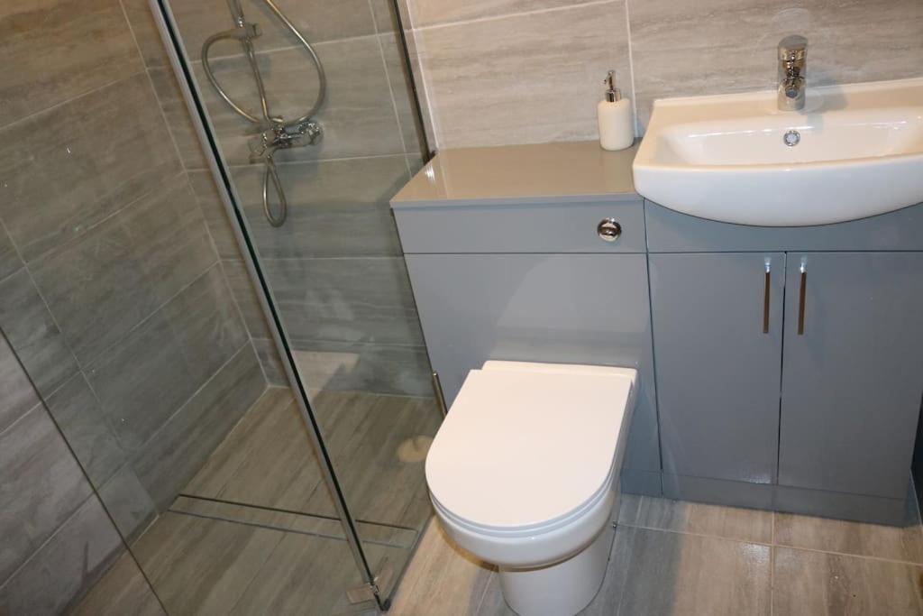 Entire -4 Bedrooms Detached House With Driveway Νότιγχαμ Εξωτερικό φωτογραφία